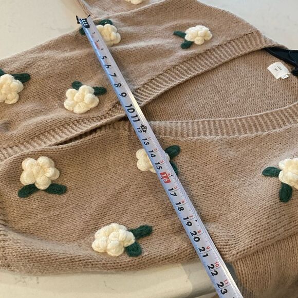Luna Ivy Cottagecore beige cropped knit cardigan 3D crocheted Rose Sweater med - Picture 6 of 8
